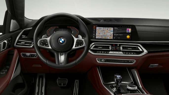 BMW X6 avec BMW Individual, poste de conduite. Intérieur de la BMW X6 avec BMW Individual, vue du poste de conduite.