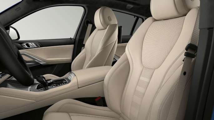 BMW X6 avec Kit M Sport, garnissages. Intérieur de la BMW X6 avec Kit M Sport, détail des garnissages.