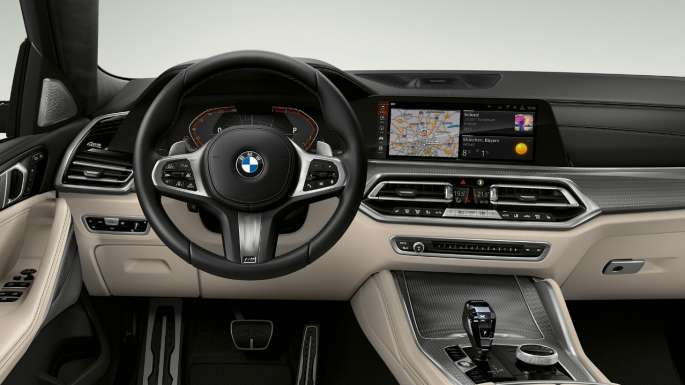 BMW X6 avec Kit M Sport, poste de conduite. Intérieur de la BMW X6 avec Kit M Sport, vue du poste de conduite.