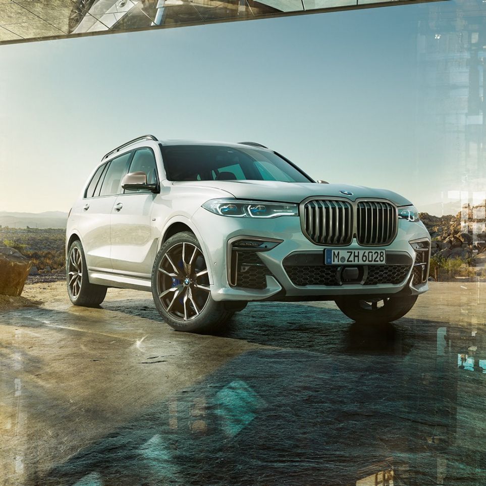 BMW X7 M50d vue de trois quarts avant BMW X7 M50d : vue de trois quarts avant d’une BMW X7 de couleur blanche