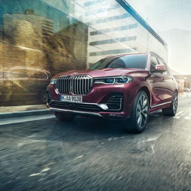 BMW Individual X7 xDrive40i, vue de trois-quarts avant BMW X7 en Ametrin Metallic en mouvement, de trois quarts face