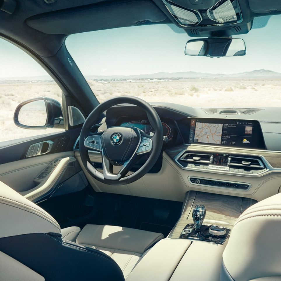 BMW Live Cockpit Professional BMW Live Cockpit Professional : vue de l’arrière de la première rangée de sièges, centrée sur le volant et le combiné des instruments