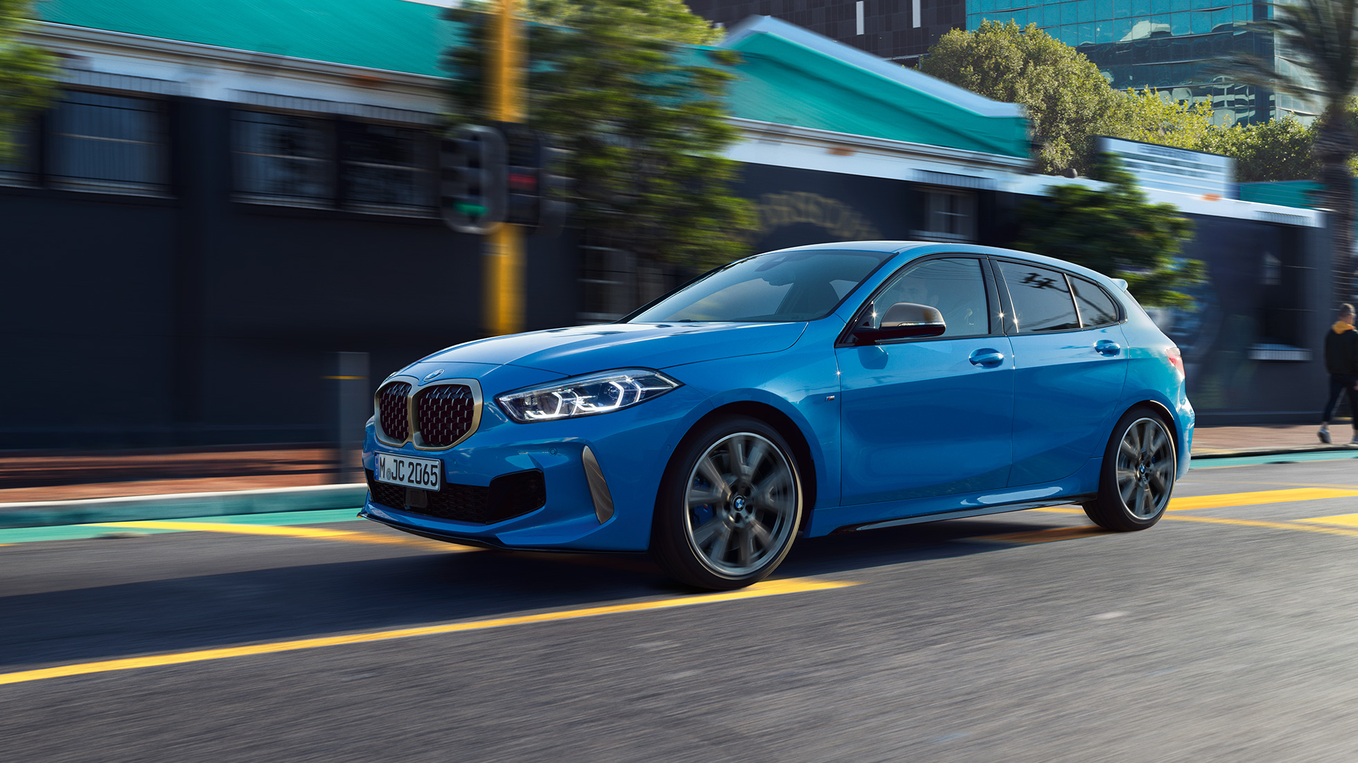 La BMW Série 1, vue de trois quarts de profil. La BMW Série 1 en Misano Blau metallic, vue de trois quarts de profil, en marche.