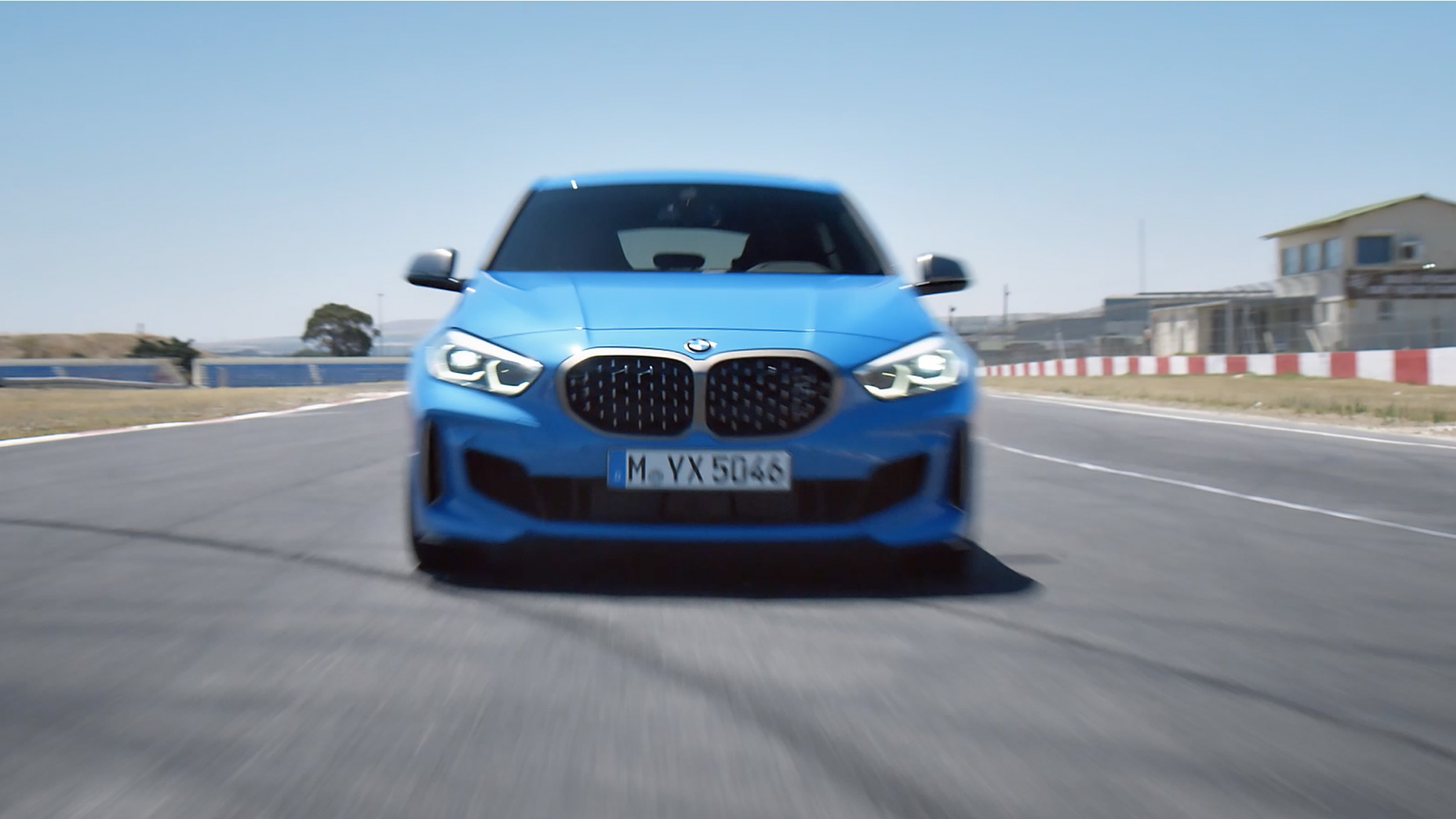 Vidéo de la BMW Série 1 en action. BMW Série 1, vidéo avec séquences de conduite dynamiques