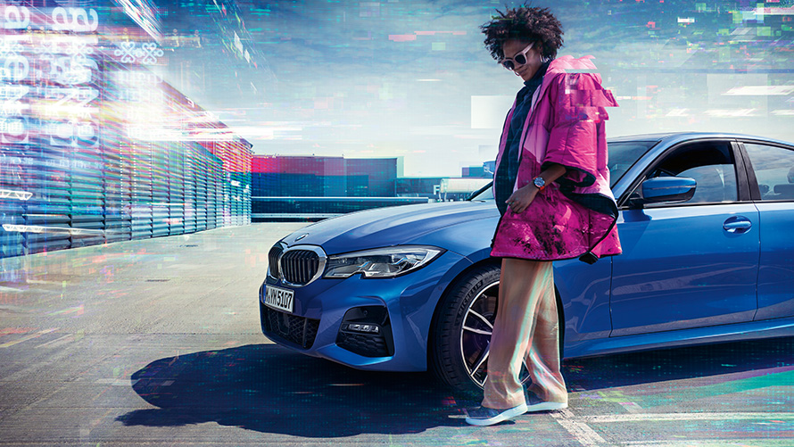 BMW Série 3 Berline (G20), Portimao Blau metallic, avant 7/8 BMW Série 3 Berline (G20), Portimao Blau metallic, 7/8 face avant sur un parking avec personne à l’avant