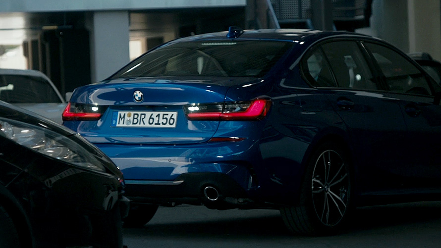 BMW Série 3 Berline (G20), assistant de marche arrière. Gros plan sur l’affichage du poste de conduite avec assistant de marche arrière de la BMW Série 3 Berline (G20).