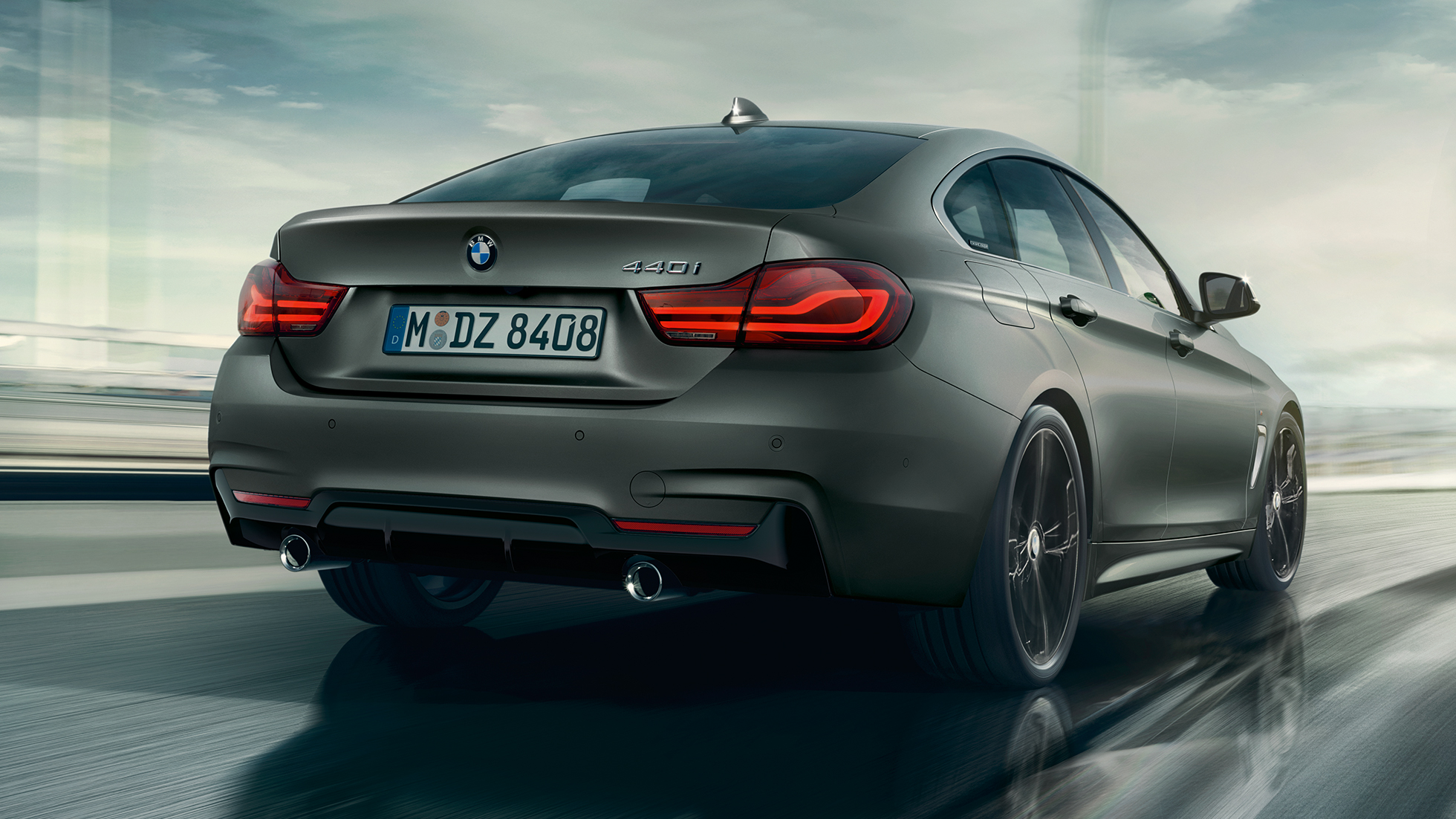 BMW Série 4 Gran Coupé en mouvement, vue de trois quarts arrière BMW Série 4 Gran Coupé en mouvement, vue de trois quarts arrière