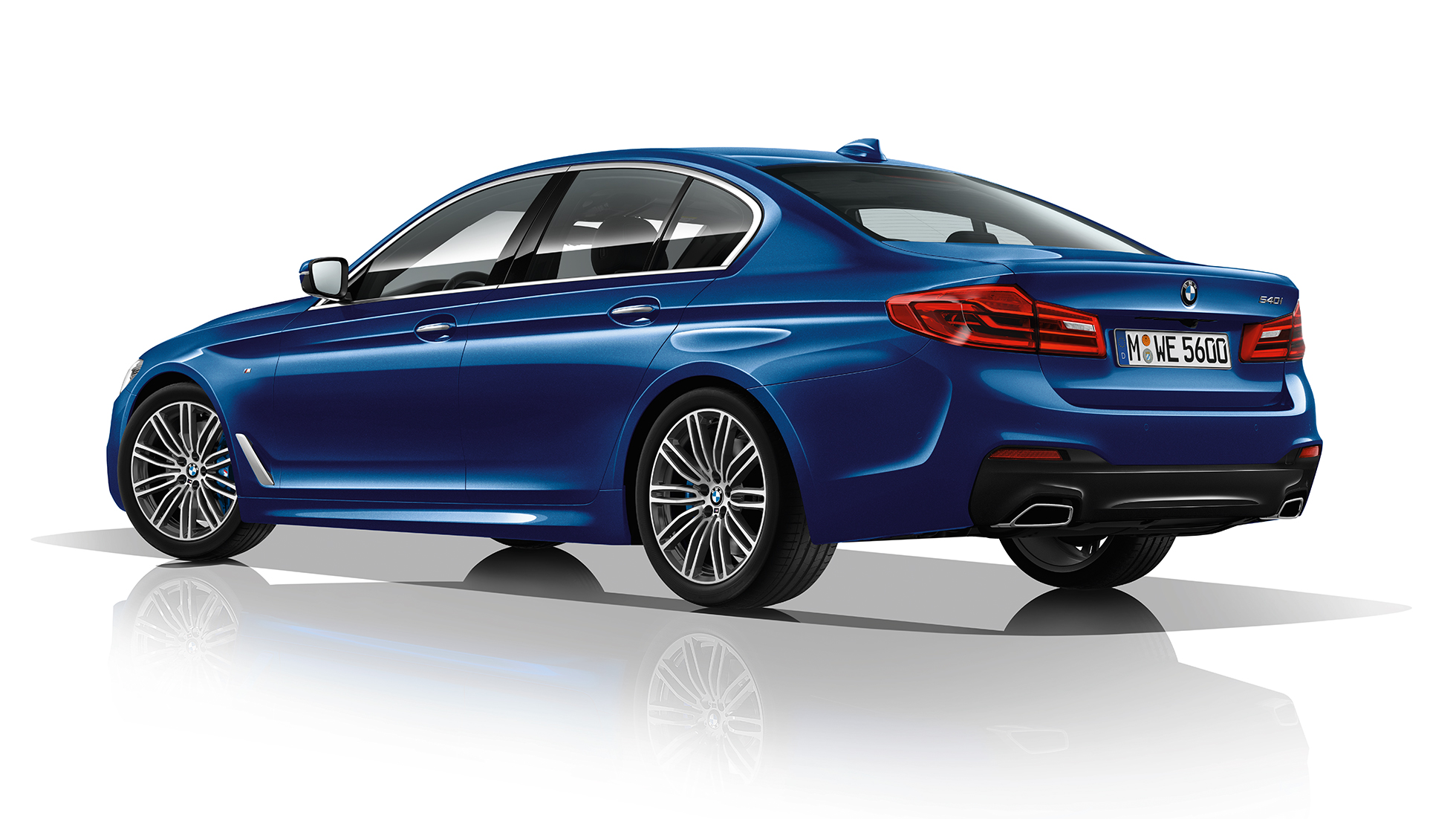 Kit M Sport vue de trois quarts arrière BMW Série 5 Berline 540i Berline Kit M Sport BMW Série 5 Berline 540i Berline G30 Mediterranblau metallic vue de trois quarts arrière
