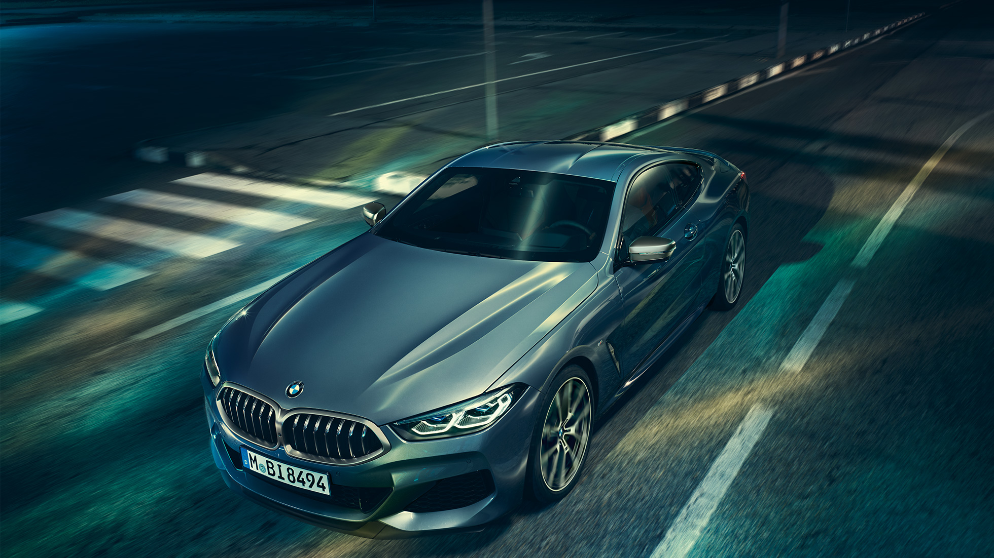 BMW Série 8 Coupé, vue de trois quarts avant. BMW Série 8 Coupé, vue de trois quarts face, à l’arrêt avec vue sur le capot.
