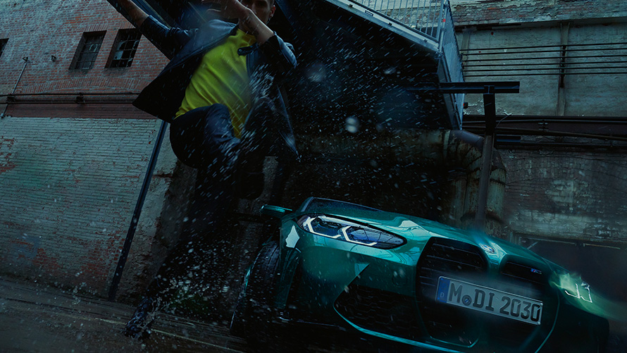 Vue avant de la BMW M3 Berline G80 2020 Isle of Man Grün metallic avec homme sous la pluie