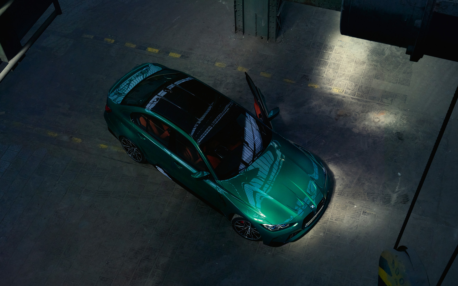 BMW M3 Berline G80 2020 Isle of Man Grün metallic, vue en plongée, toit en carbone