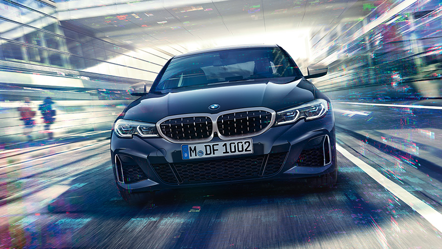 BMW M340i xDrive Berline G20 2020 en Saphirschwarz metallic, vue avant en mouvement