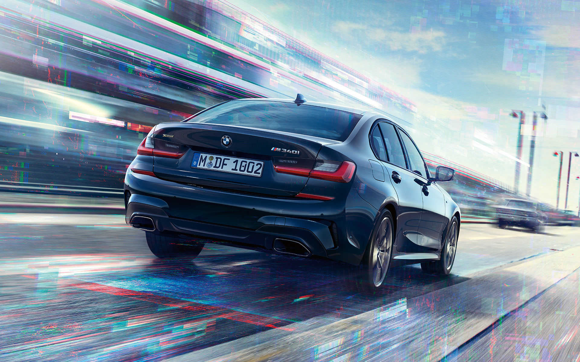 BMW M340i xDrive Berline G20 2020 en Saphirschwarz metallic, vue de trois quarts arrière en mouvement