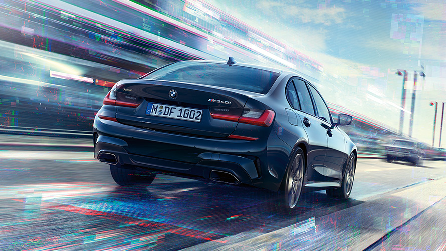 BMW M340i xDrive Berline G20 2020 en Saphirschwarz metallic, vue de trois quarts arrière en mouvement