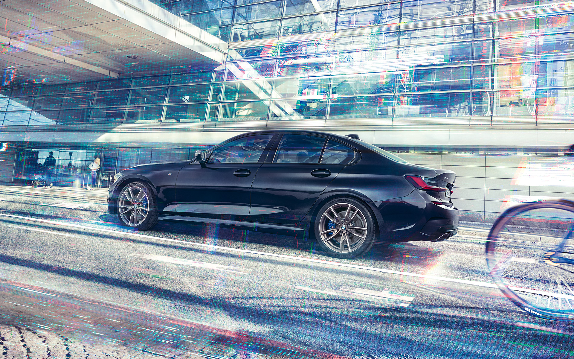 BMW M340i xDrive Berline G20 2020 en Saphirschwarz metallic, vue de profil en mouvement