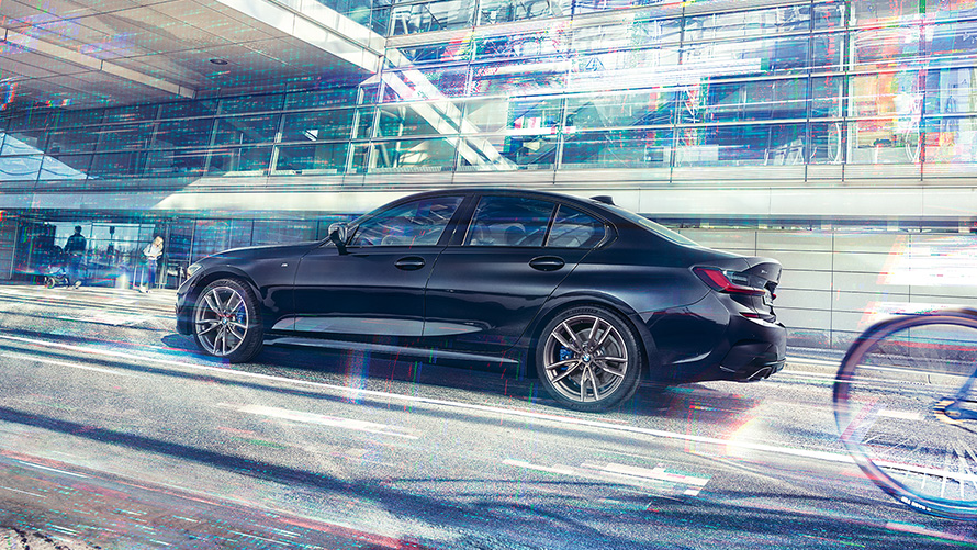 BMW M340i xDrive Berline G20 2020 en Saphirschwarz metallic, vue de profil en mouvement