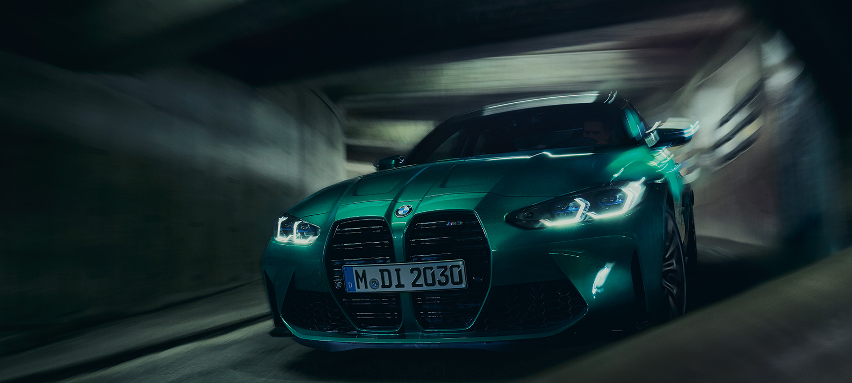 Vue avant en mouvement de la BMW M3 G80 2020 Isle of Man Green metallic