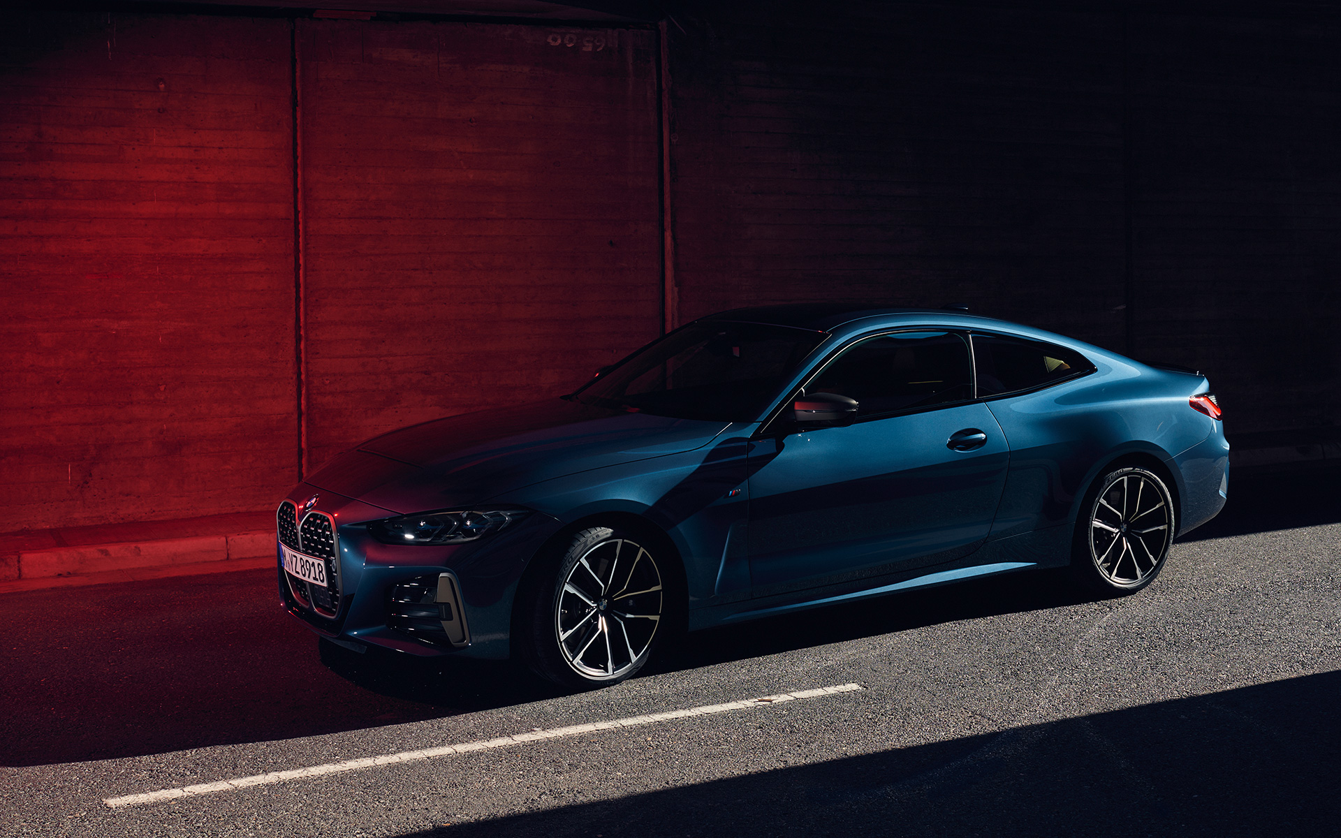 BMW M440i xDrive Coupé G22 2020 Arctic Race Blue metallic en mouvement vue de trois quarts avant