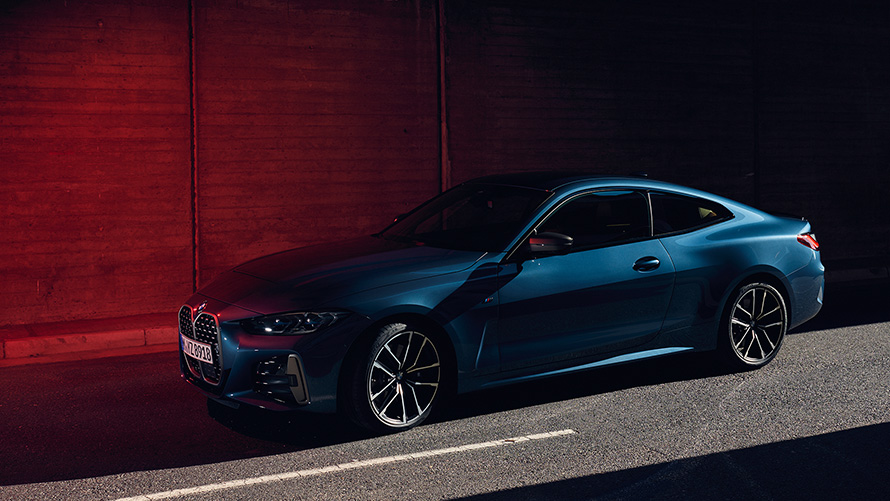 BMW M440i xDrive Coupé G22 2020 Arctic Race Blue metallic en mouvement vue de trois quarts avant