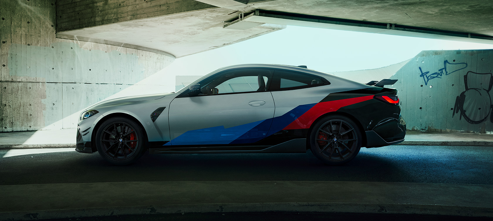 Vue de profil de la BMW M4 Coupé G82 2020 avec BMW M Performance Parts 