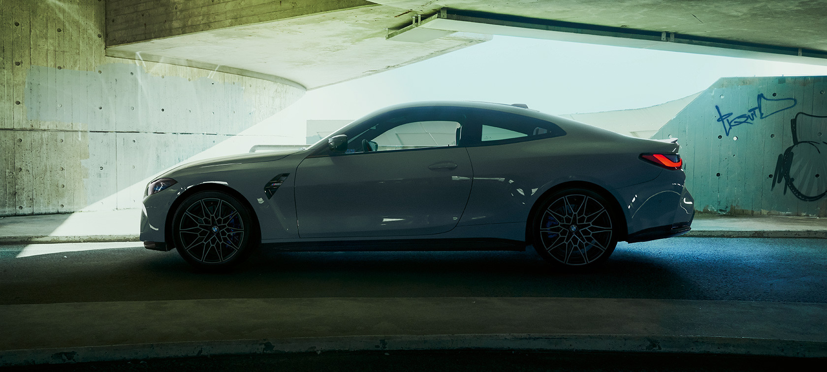 BMW M4 Coupé G82 2020 Brooklyn Grau metallic vue de trois quarts avant