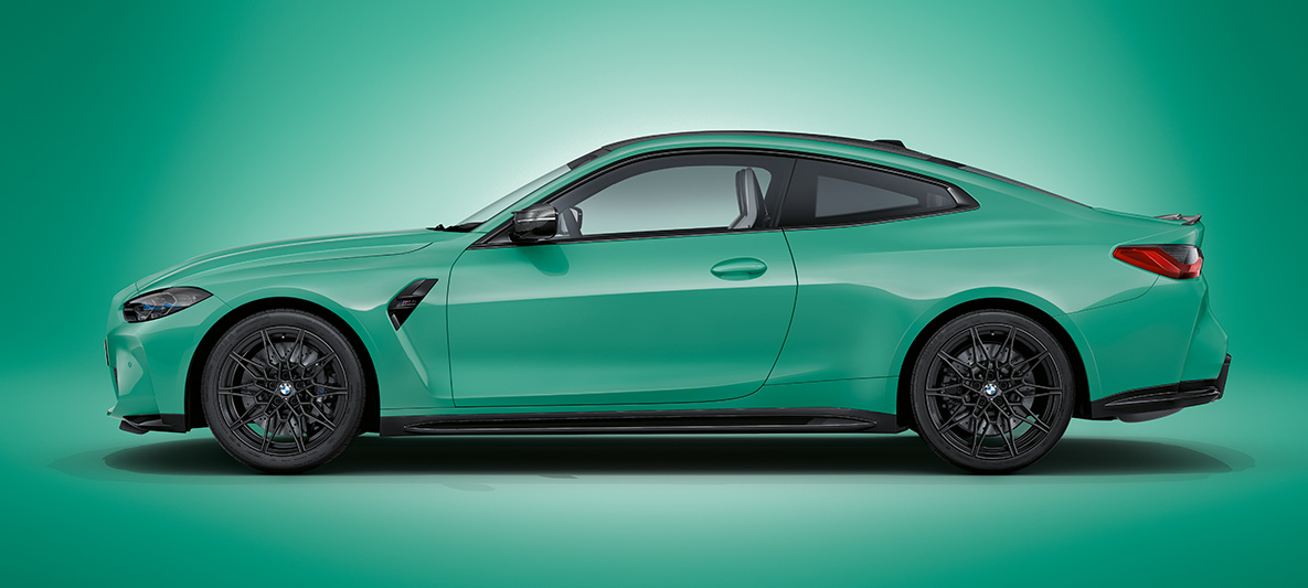 BMW M4 Coupé BMW Individual Mint metallic G82 2021, vue de profil à l’arrêt BMW M4 Coupé BMW Individual Mint metallic G82 2021, vue de profil à l’arrêt