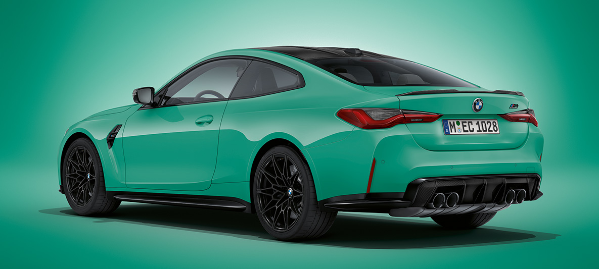 BMW M4 Coupé BMW Individual Mint metallic G82 2021 vue de trois quarts avant à l’arrêt BMW M4 Coupé BMW Individual Mint metallic G82 2021, vue de trois quarts arrière à l’arrêt