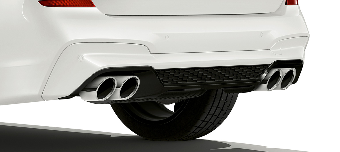 BMW X3 M, embouts d'échappement chromés. Extérieur de la BMW X3 M en Alpinweiß, poupe avec embouts d'échappement chromés.