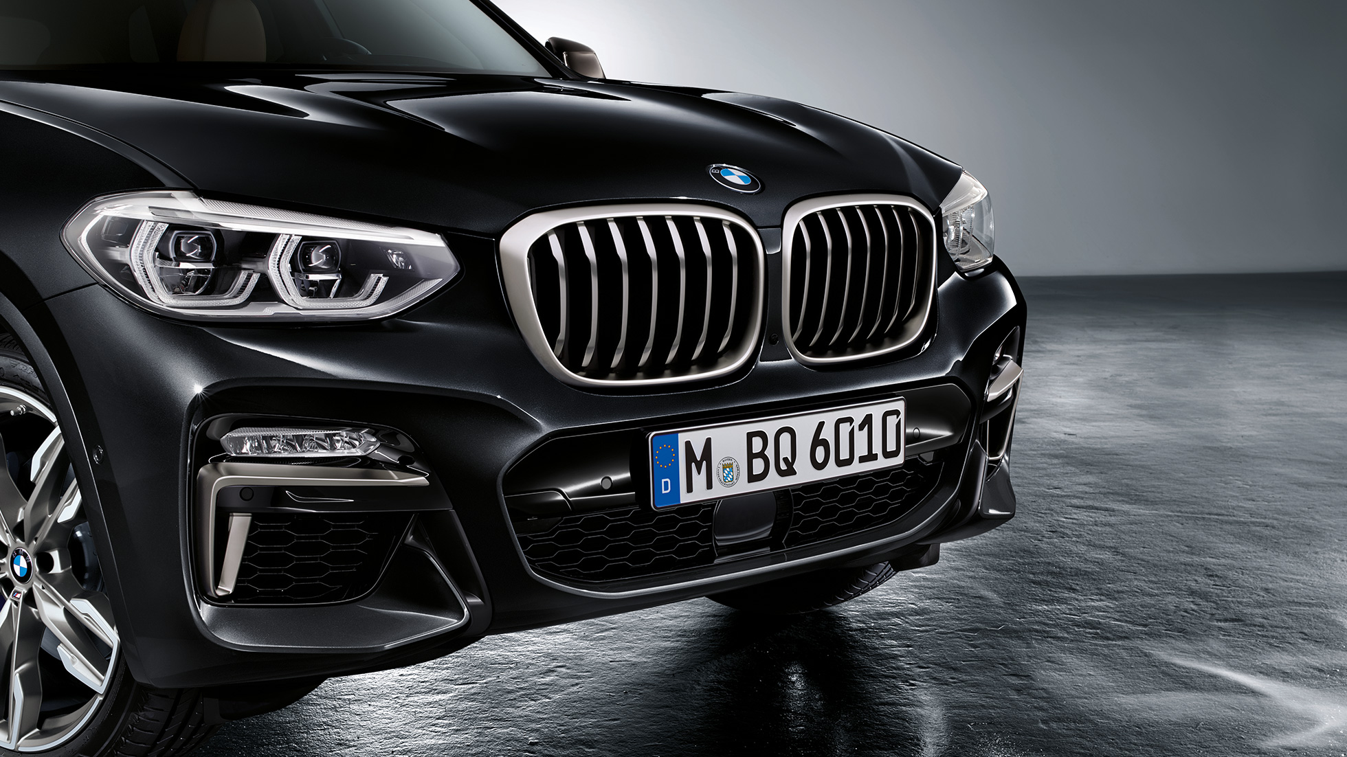 BMW X3 M40i, avant. Extérieur des BMW X3 M40i en Saphierschwarz metallic, avant avec éléments de design en Cerium Grey.