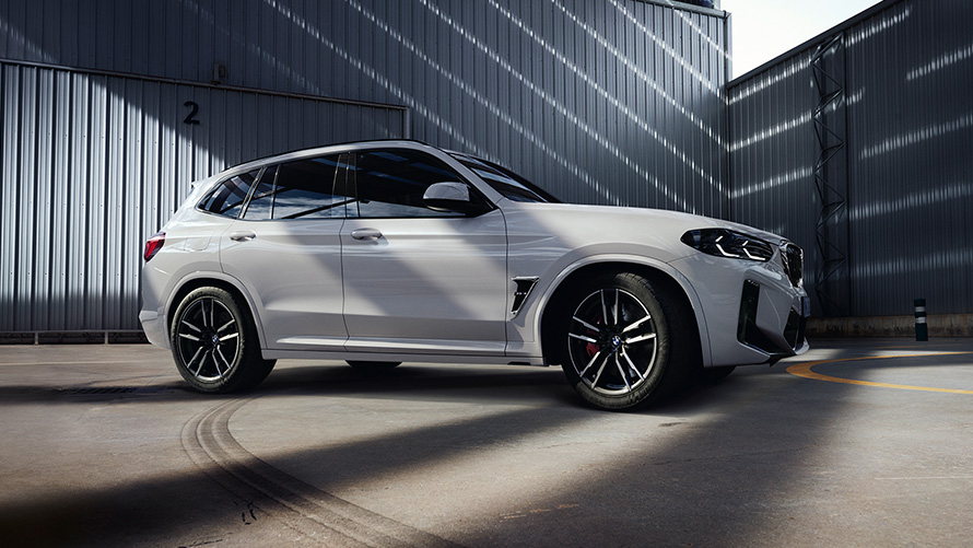 BMW X3 M F97 LCI restylage 2021 Alpinweiß vue de profil en stationnement