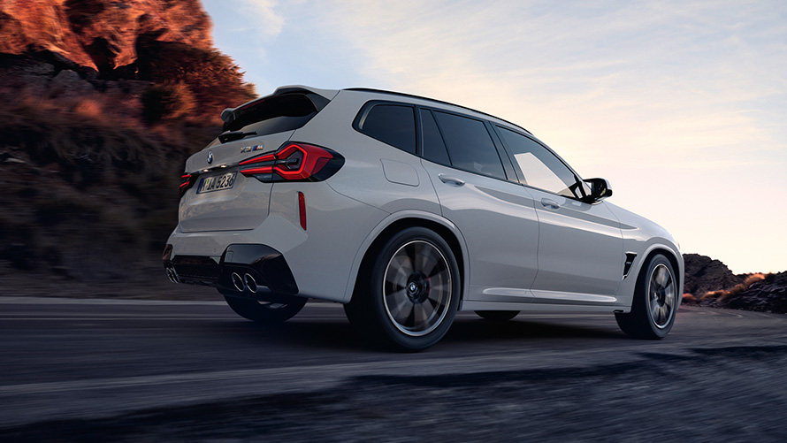 BMW X3 M F97 LCI restylage 2021 Alpinweiß vue de profil arrière en contre-plongée