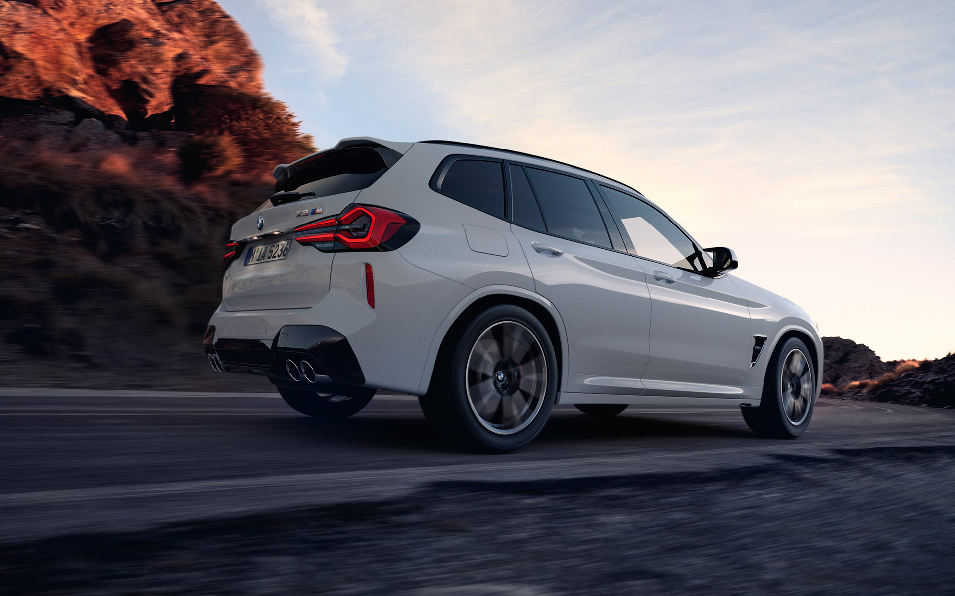 BMW X3 M F97 LCI restylage 2021 Alpinweiß vue de profil arrière en contre-plongée