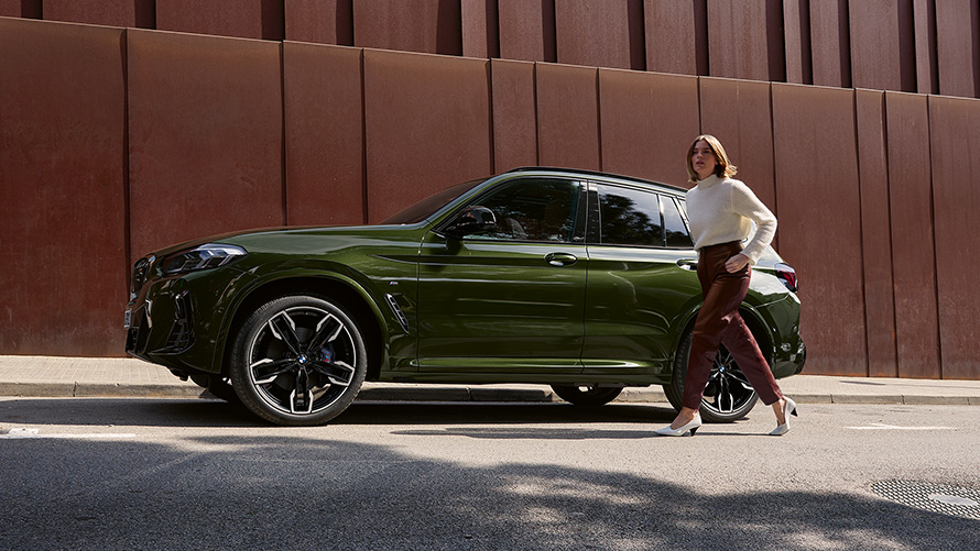 BMW X3 M40i G01 LCI restylage 2021 Malachitgrün metallic Vue de profil avec mannequin féminin