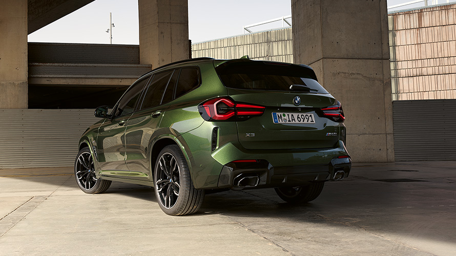 BMW X3 M40i G01 LCI restylage 2021 Malachitgrün metallic vue de trois quarts arrière en stationnement