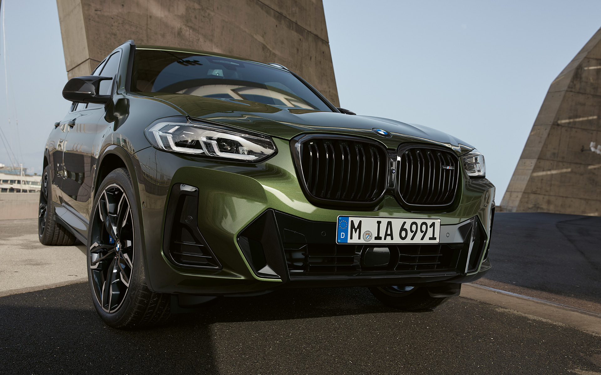 BMW X3 M40i G01 LCI restylage 2021 Malachitgrün metallic vue avant en stationnement