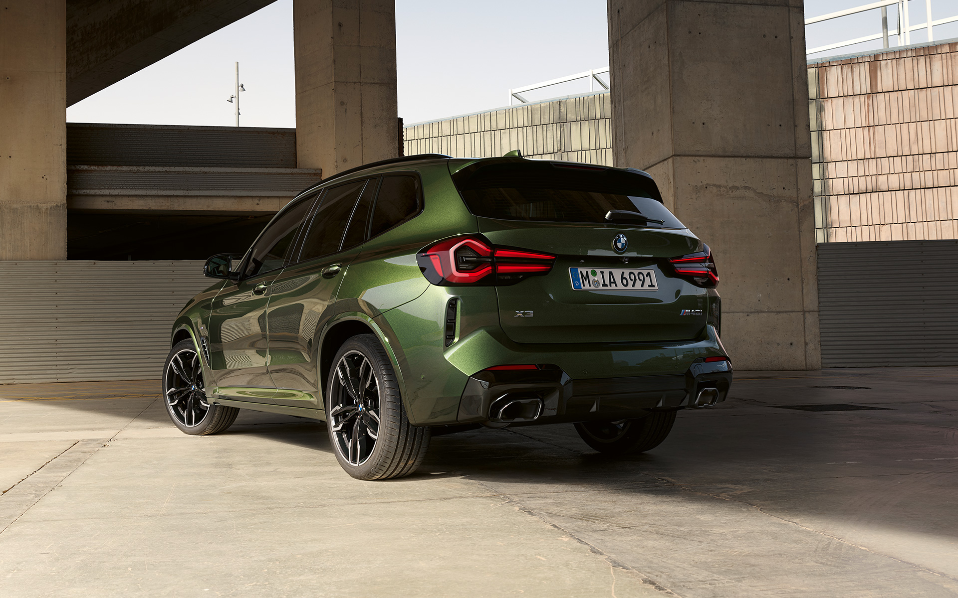 BMW X3 M40i G01 LCI restylage 2021 Malachitgrün metallic vue de trois quarts arrière en stationnement