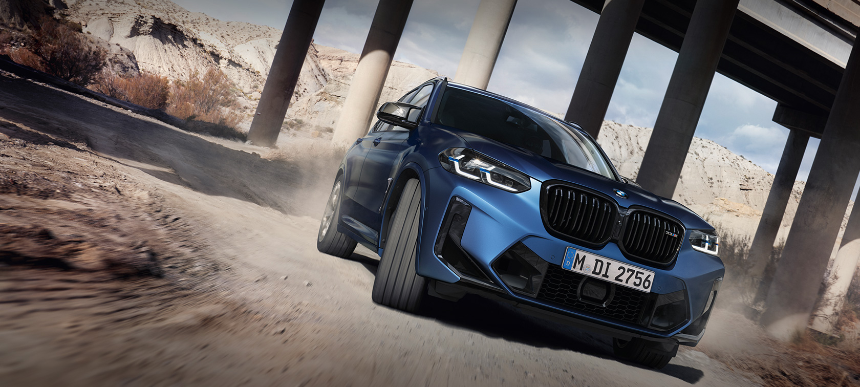 BMW X3 M Competition F97 LCI restylage 2021 Frozen Marina Bay Blau metallic vue de trois quarts avant en mouvement