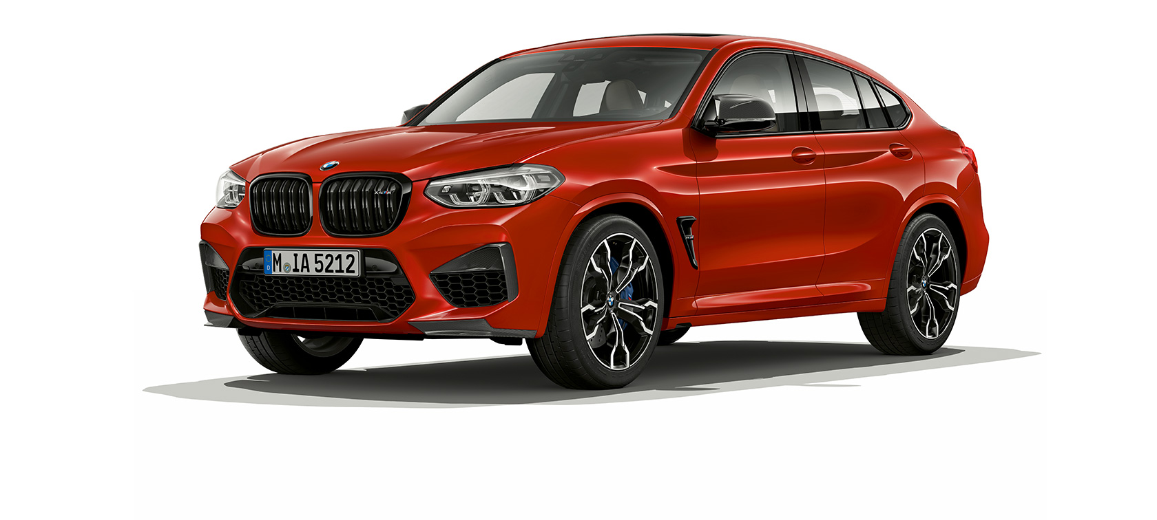 BMW X4 M Competition, vue de trois quarts de profil. Extérieur de la BMW X4 M Competition en Toronto Rot metallic, vue de profil.