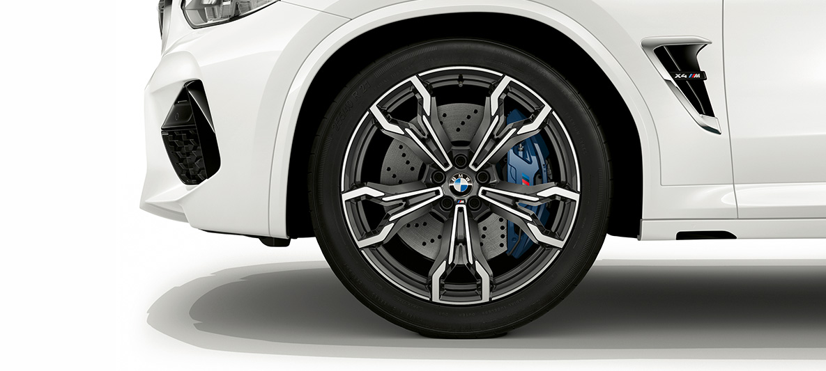Extérieur de la BMW X4 M en Alpinweiß, jantes BMW M en alliage léger de 21" en Orbitgrau. Extérieur de la BMW X4 M en Alpinweiß, jantes BMW M en alliage léger de 21" en Orbitgrau.