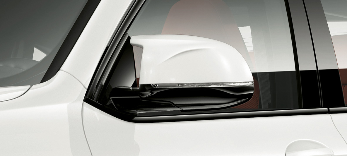 BMW X4 M, coques des rétroviseurs dans la teinte extérieure. Extérieur de la BMW X4 M en Alpinweiß, coques de rétroviseur dans la teinte extérieure.