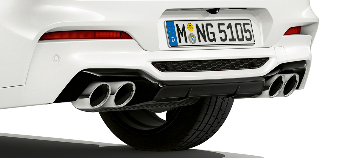 BMW X4 M, embouts d'échappement chromés. Extérieur de la BMW X4 M en Alpinweiß, poupe avec embouts d'échappement chromés.