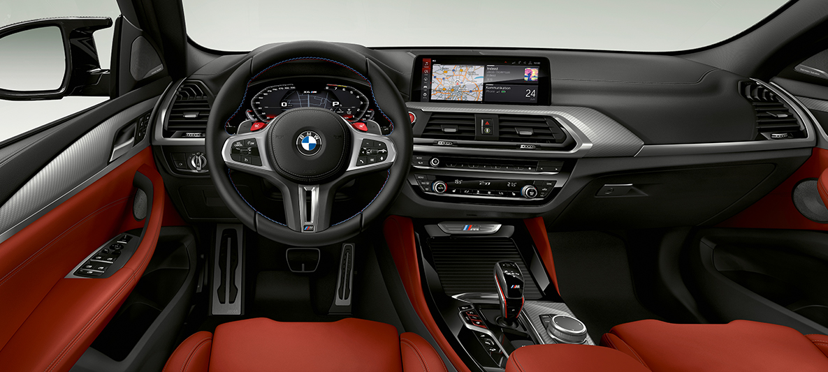 BMW X4 M Competition, volant M en cuir. Intérieur de la BMW X4 M, habitacle, volant M en cuir avec surpiqûres contrastées M spécifiques.