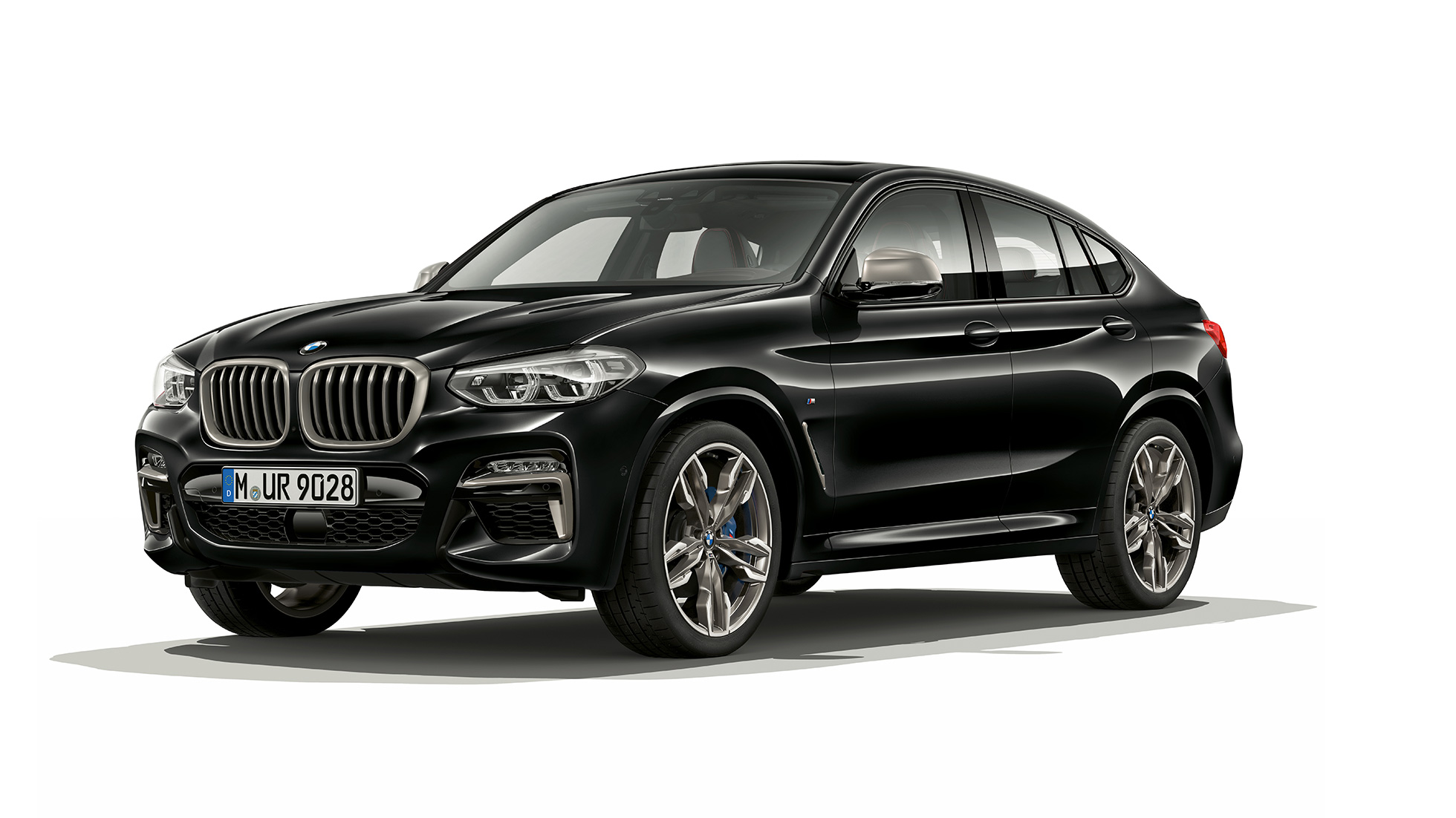 BMW X4 M40i vue de trois quarts avant. Extérieur des BMW X4 M40i en Saphierschwarz metallic, vue de trois quarts avant droite.