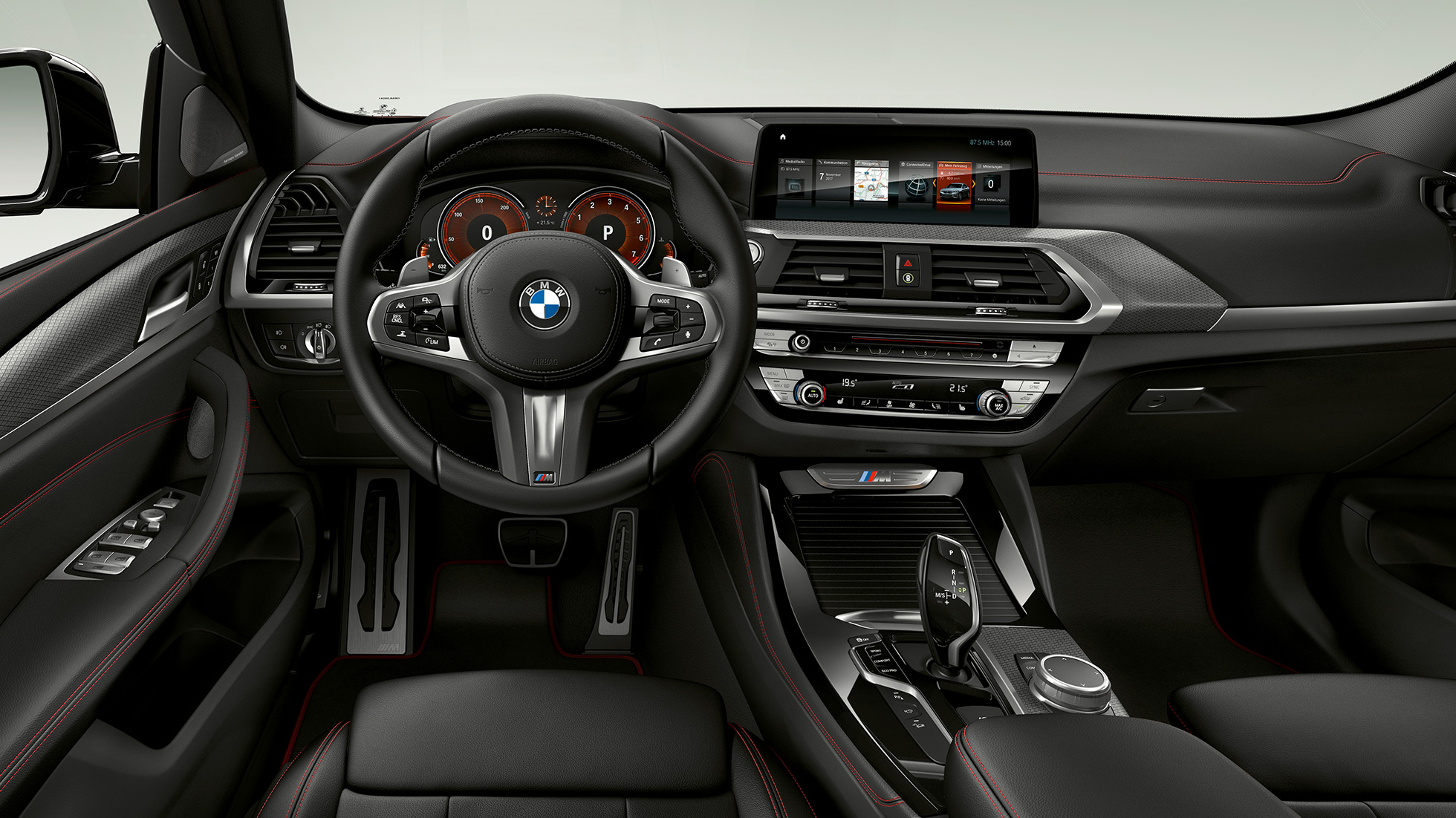 BMW X4 M40i habitacle. Intérieur des BMW X4 M40i habitacle avec volant M en cuir et sièges M sport.