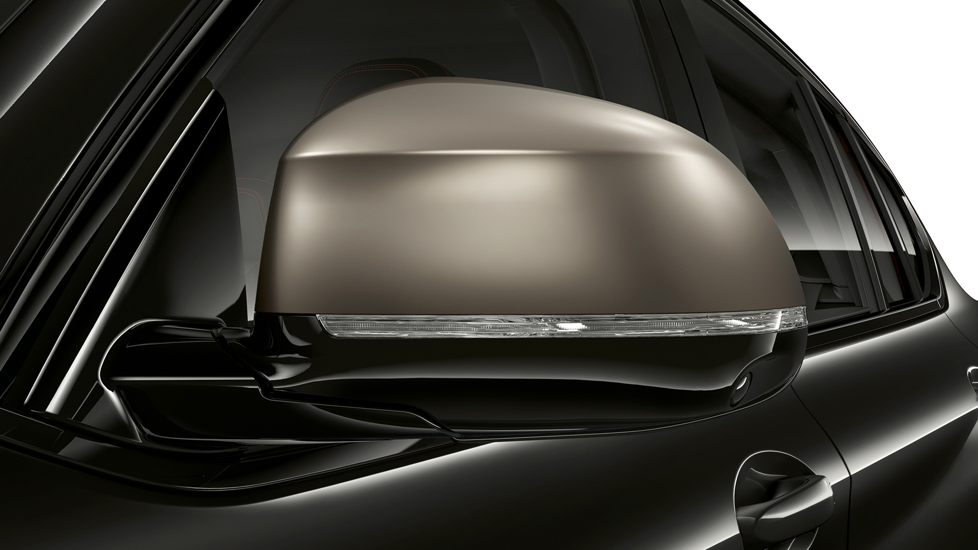 BMW X4 M40i coques des rétroviseurs. Extérieur des BMW X4 M40i en Saphierschwarz metallic, coques des rétroviseurs galvanisées en Cerium Grey.