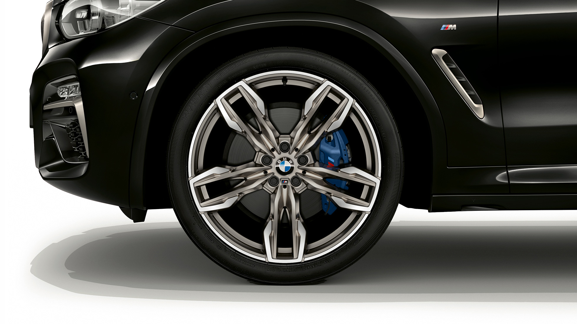 BMW X4 M40i jantes BMW M en alliage léger de 21". Extérieur des BMW X4 M40i en Saphierschwarz metallic, vue de profil avec jantes BMW M en alliage léger de 21" à doubles rayons.