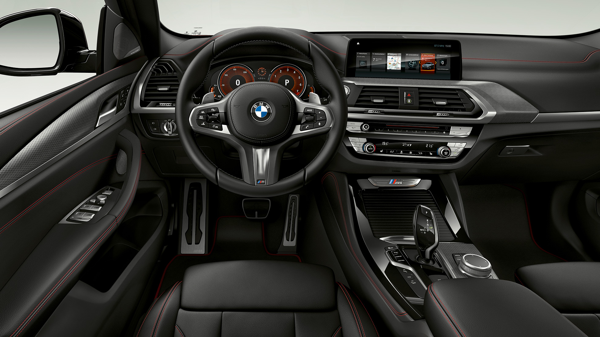 BMW X4 M40i habitacle. Intérieur des BMW X4 M40i habitacle avec sièges sport et volant M en cuir.