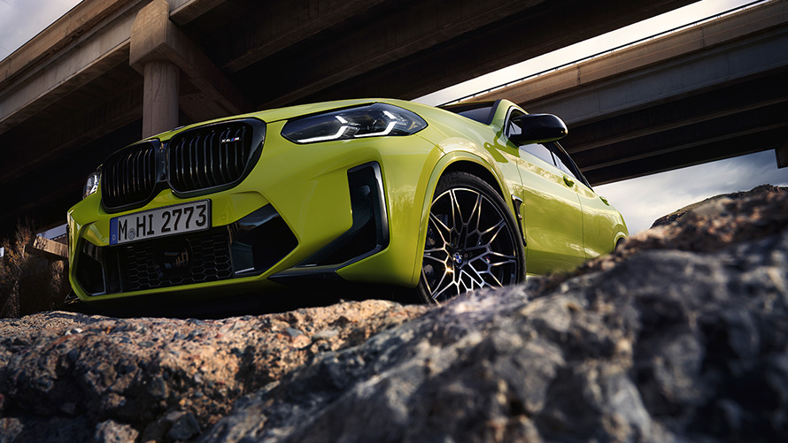 BMW X4 M Competition F98 LCI 2021 vue de trois quarts avant BMW X4 M Competition F98 LCI Facelift 2021 Sao Paulo Gelb vue de trois quarts face avec contre plongée sous les ponts