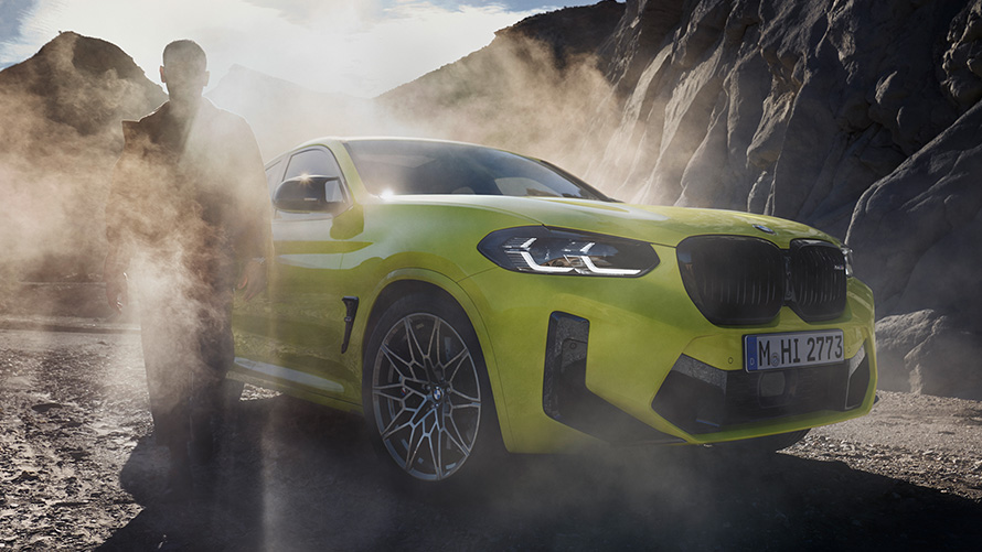 BMW X4 M Competition F98 LCI 2021 vue de trois quarts avant BMW X4 M Competition F98 LCI Facelift 2021 Sao Paulo Gelb vue de trois quarts face avec homme dans le brouillard