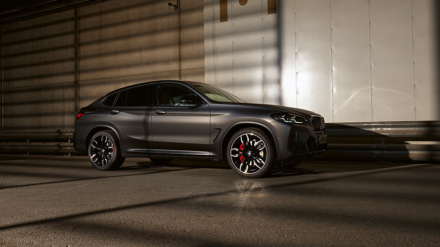 BMW X4 M40i G02 LCI 2021 Facelift vue latérale devant un mur brillant